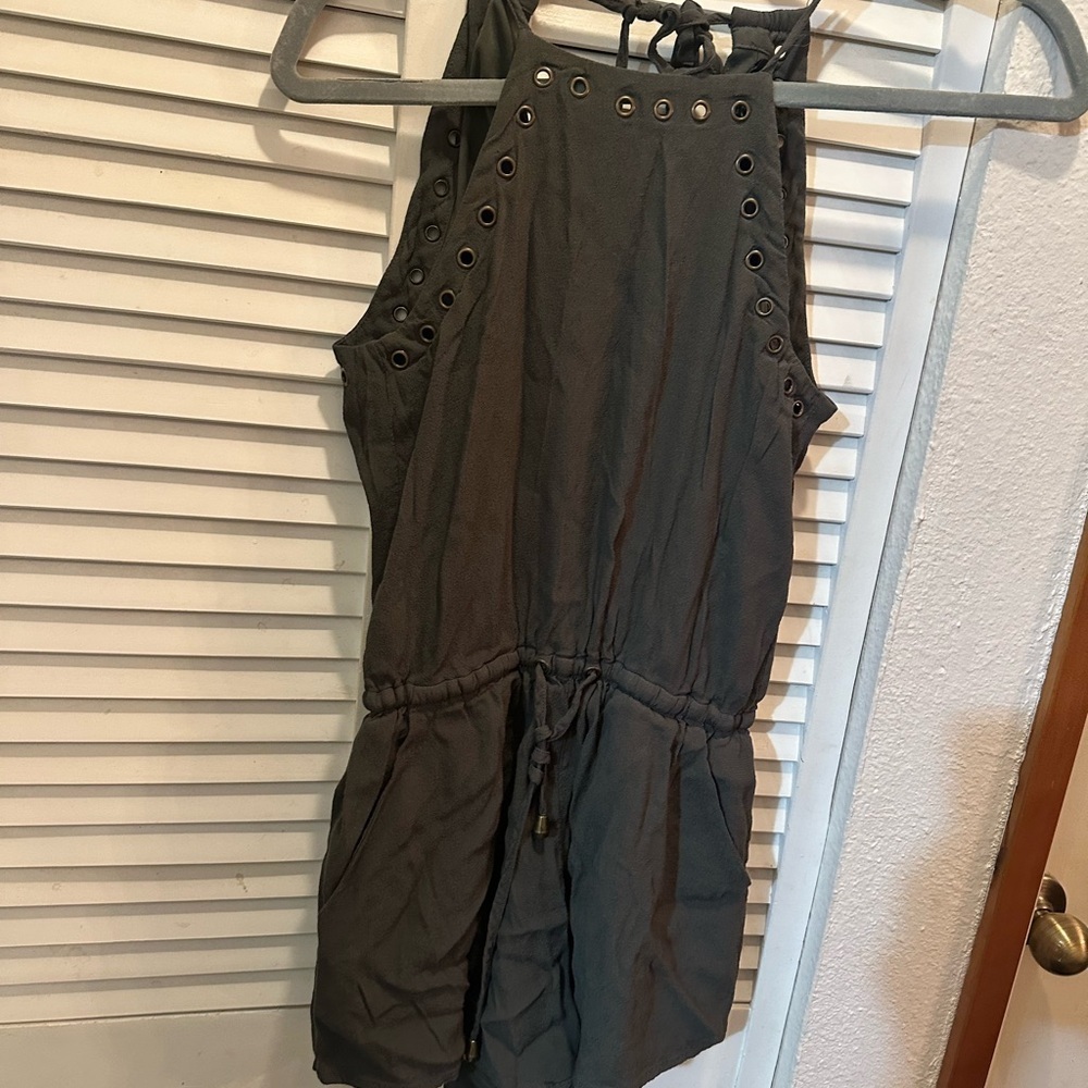 Lulu's Green Performance Rompers - Picture 3 of 6